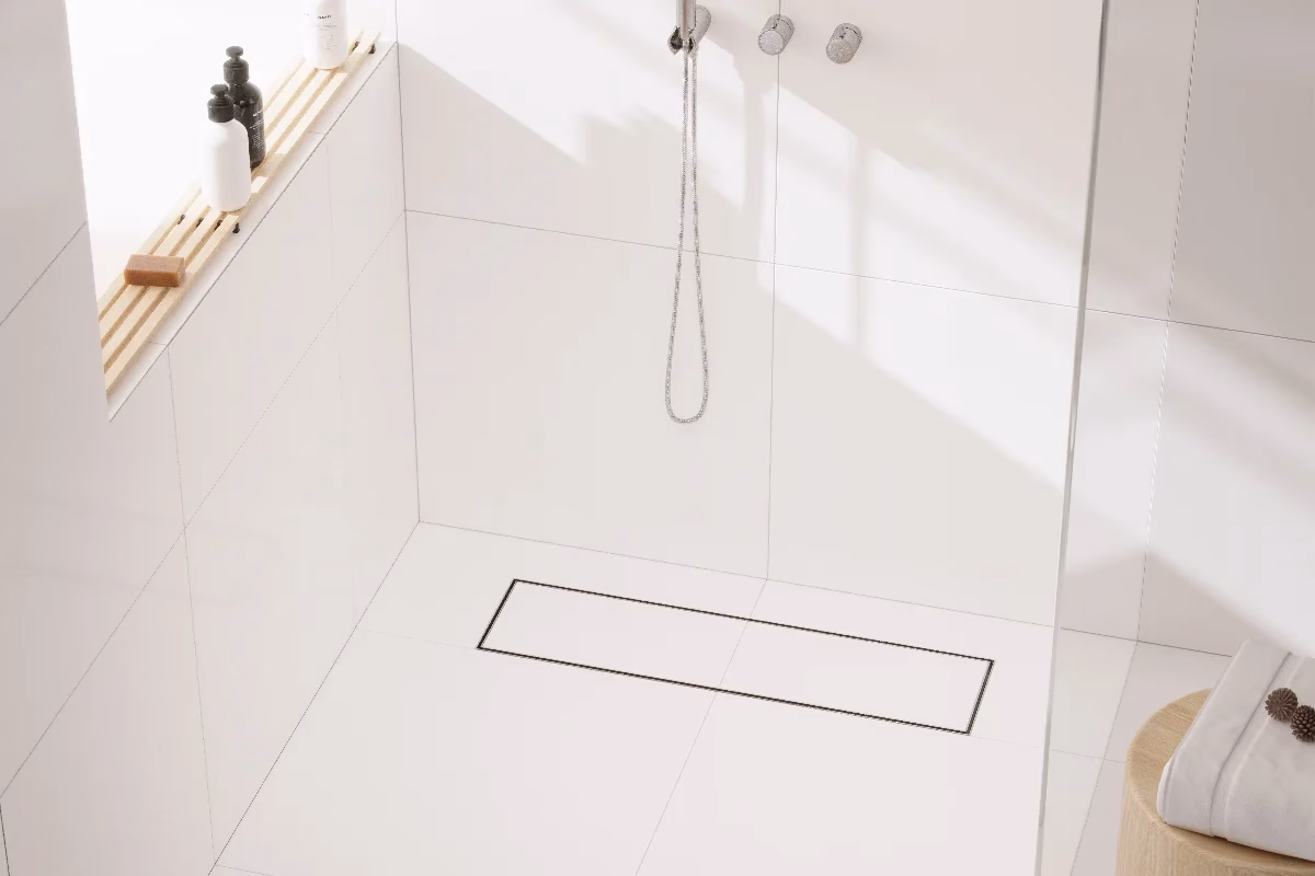 Vieser Line 600 mm lineært sluk montert med store 600 x 600 mm baderomsfliser – elegant nordisk design og fleksibel plassering.